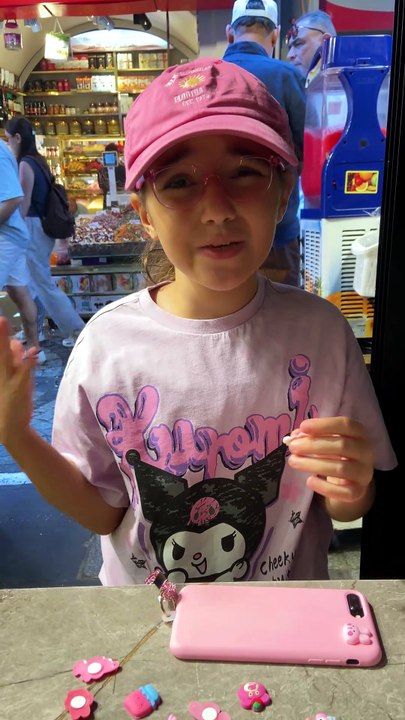 Pembe İphone Kılıfı Pembe Bileklik ve Pembe Kabartma Süsler Yer Eminönü