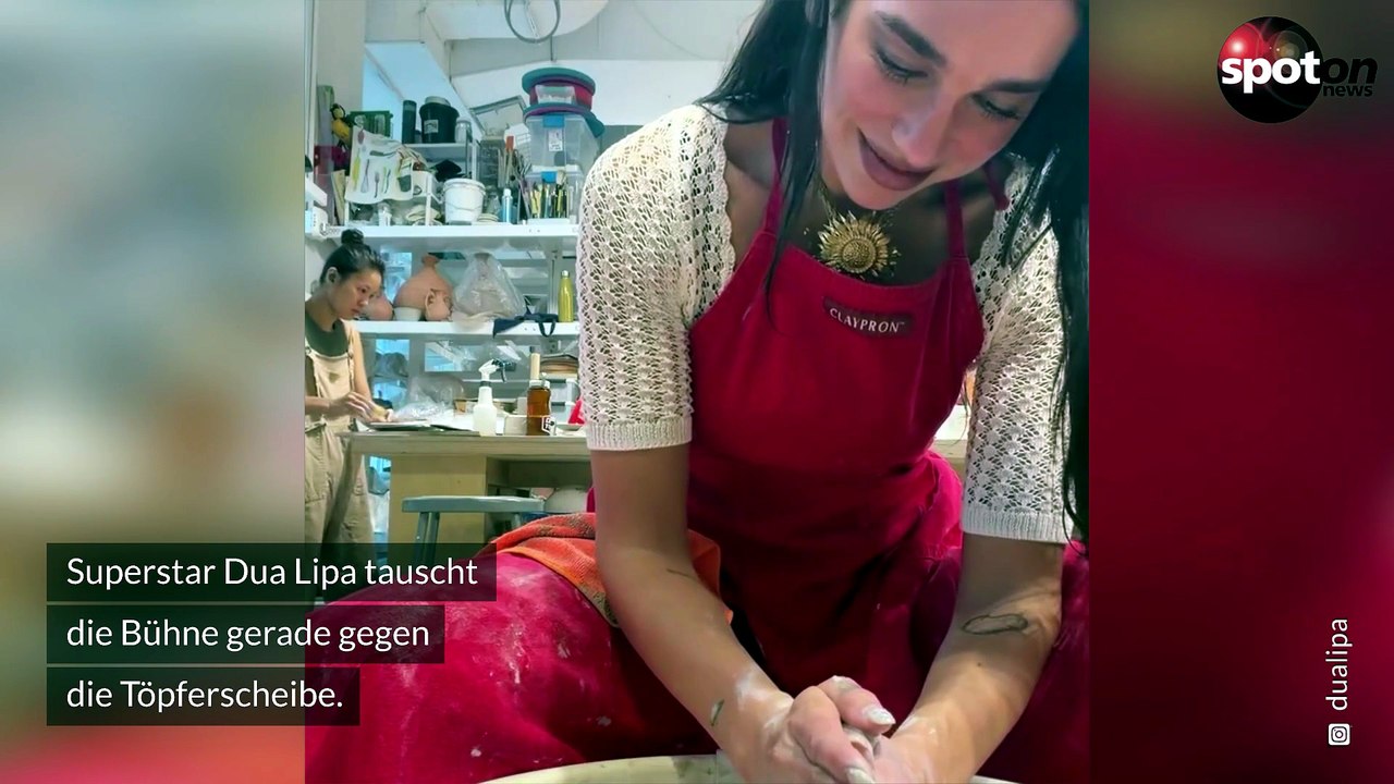 Mit vollem Einsatz: Dua Lipa entdeckt das Töpfern für sich