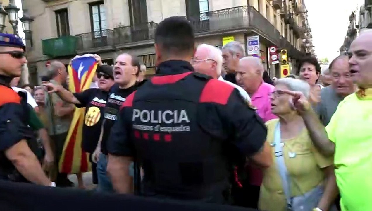 El portaveu de Vox s'encara amb un grup d'independentistes després de l'homenatge pel 17-A