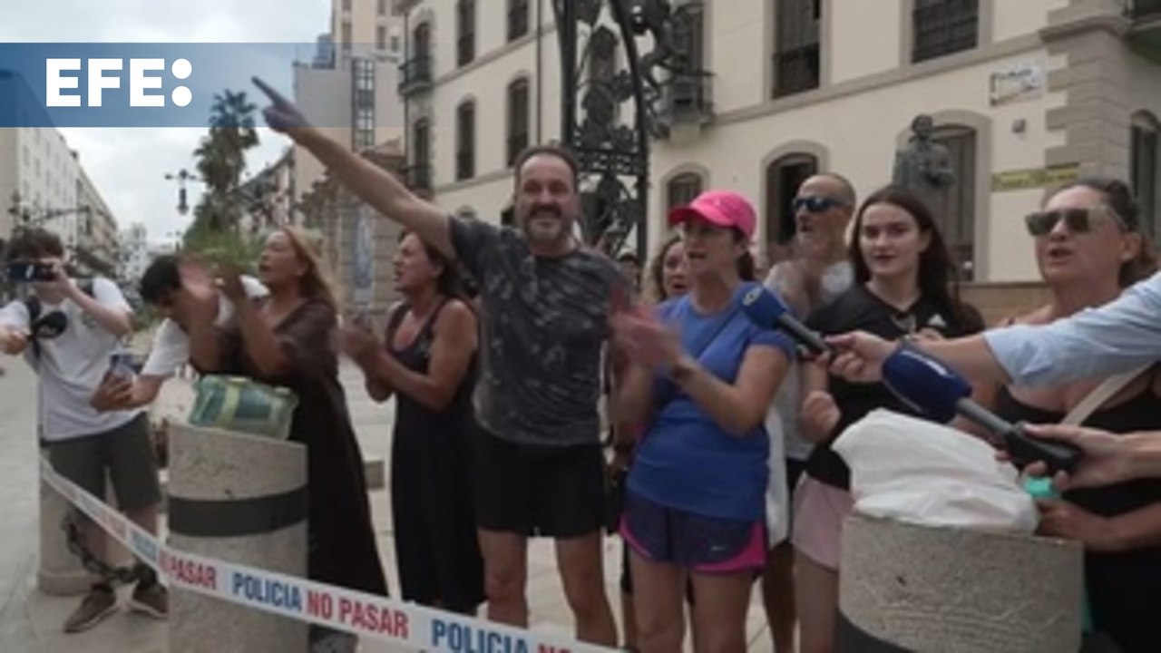 Abucheos a la ministra Elma Saiz a su llegada a...