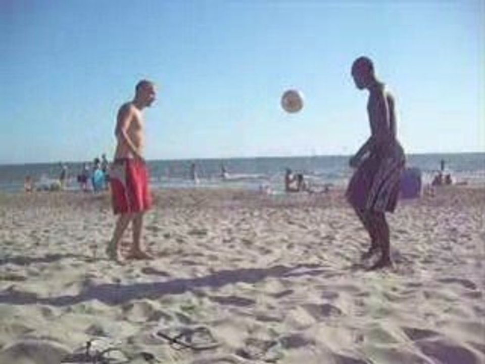 Foot sur la plage avec Manu et Yanis- Grau du Roi