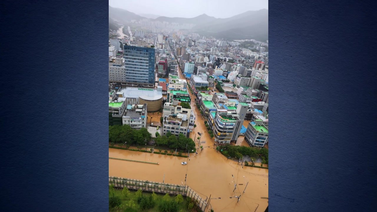 흙탕물이 집어삼킨 8차선 사거리...상가 1층도 범람 [제보영상]  / YTN