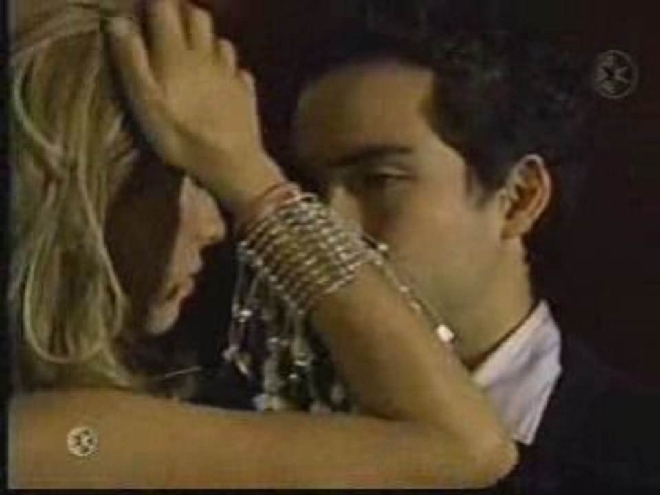 Mia y miguel beso en la fiesta de cumpleaños