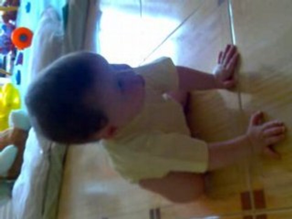 Je parle et j essais de marcher à 4 pattes