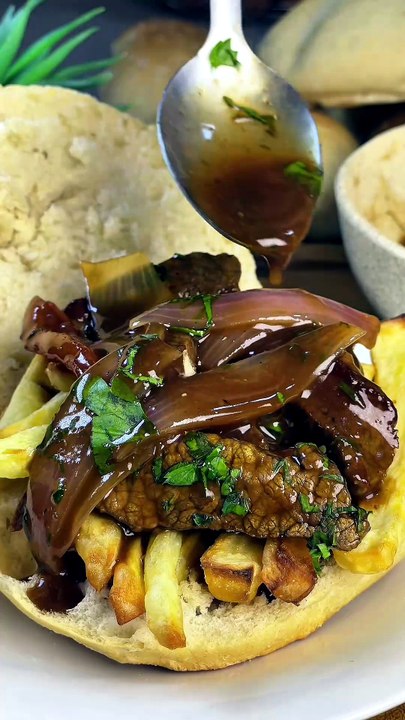 Hoy preparamos este delicioso lomito al jugo, un infaltable desayuno peruano, con que desayuno seguimos?