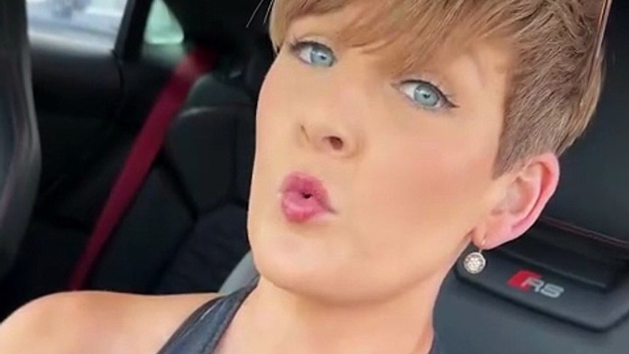 Hannah Brooks se irrita com alerta enviado às 6h da manhã e desabafa no Instagram