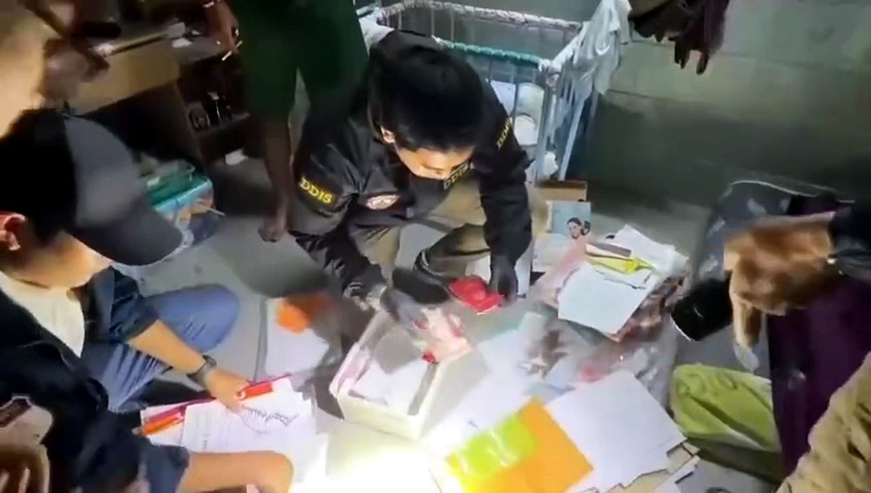 บุกแฟลตดินแดง! ทลายแก๊งสวมสิทธิ "บัตรชมพู" ซุกชื่อเด็กต่างด้าวทะลักพันคน (มีคลิป)