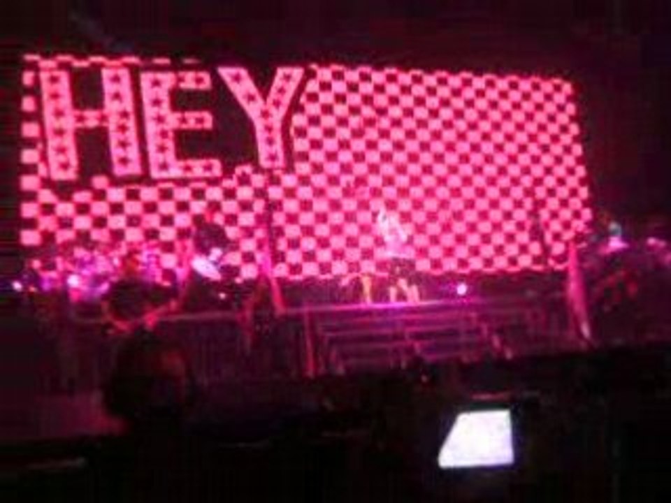 Concert Avril Lavigne 10.06.08 Girlfriend (1)