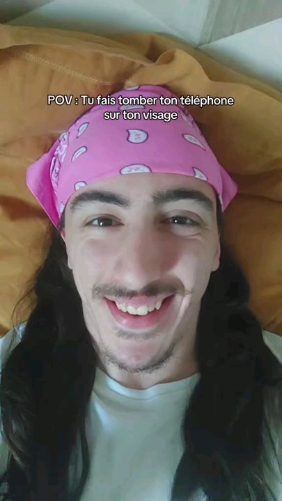 Ton téléphone devient un parpaing quand il tombe sur ton visage... 😭