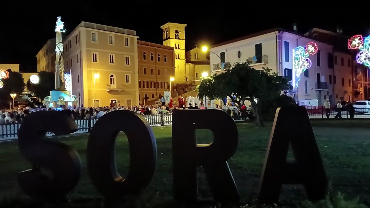 Italienische Kleinstadt trägt riesige Marienstatue durch die Straßen