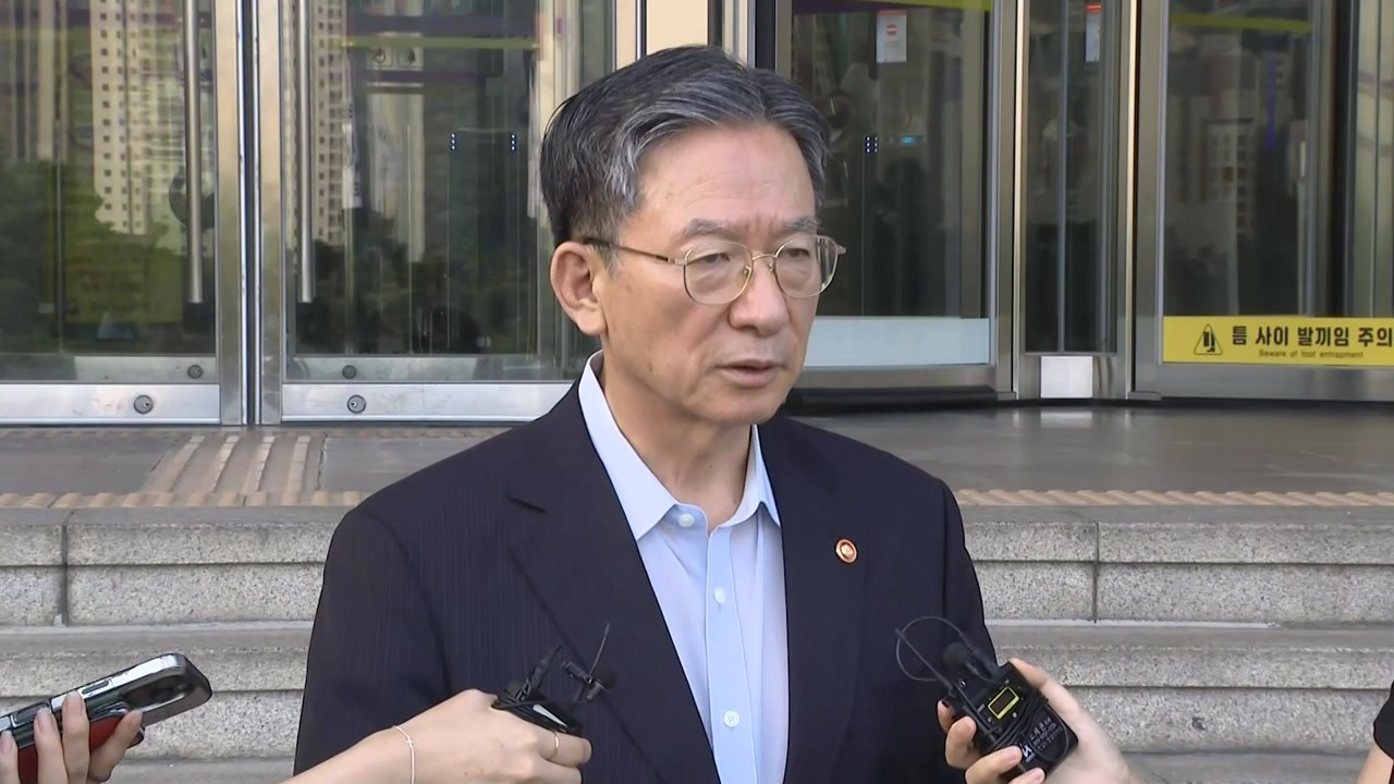 정성호 "형소법 통과, 국회서 할 일 더 많아...신속 수리되길" / YTN
