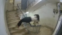 جن شاهد للنهاية 😱 | لقطة كاميرا مراقبة مرعبة في سلم عمارة