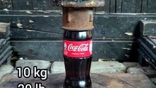 Combien de kilos peut supporter une bouteille de Coca en verre ?