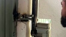 Tester sa porte de garage électrique... risqué