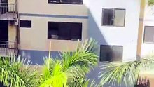 Sauver des gens d'un immeuble en feu en utilisant une porte