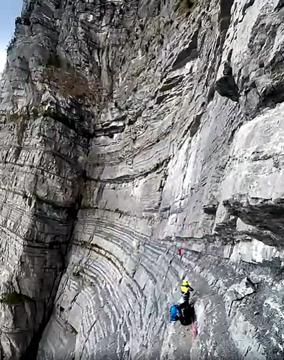 Lo spettacolare salvataggio di un pilota di parapendio a Grenoble