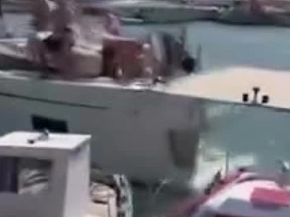 Crash im Hafen: Jacht rast ungebremst in Fischerboote