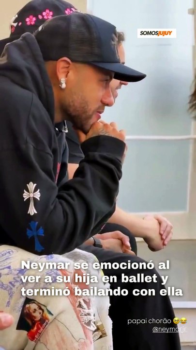 Neymar se emocionó al ver a su hija en una pres...
