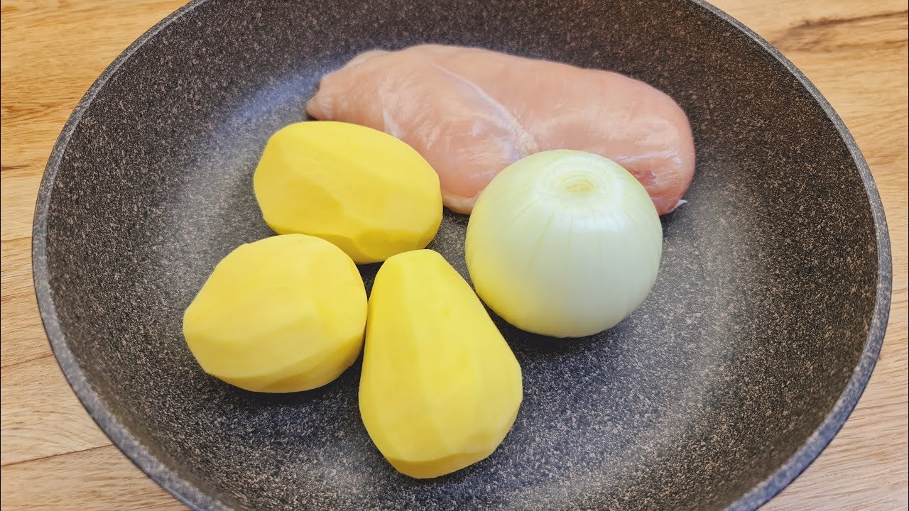 Hühnerbrust, Kartoffeln, Zwiebeln und ein köstliches Abendessen in einer Pfanne für die Familie