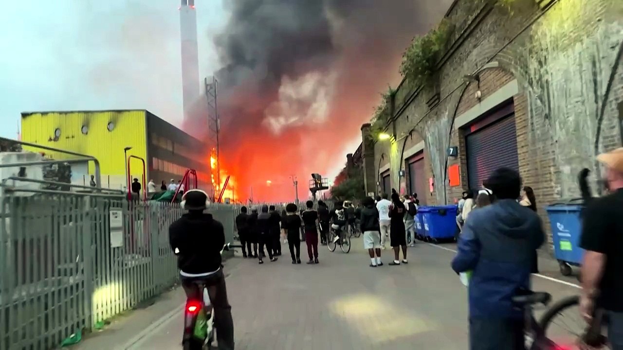 Großbrand in Recyclingzentrum im Südosten Londons