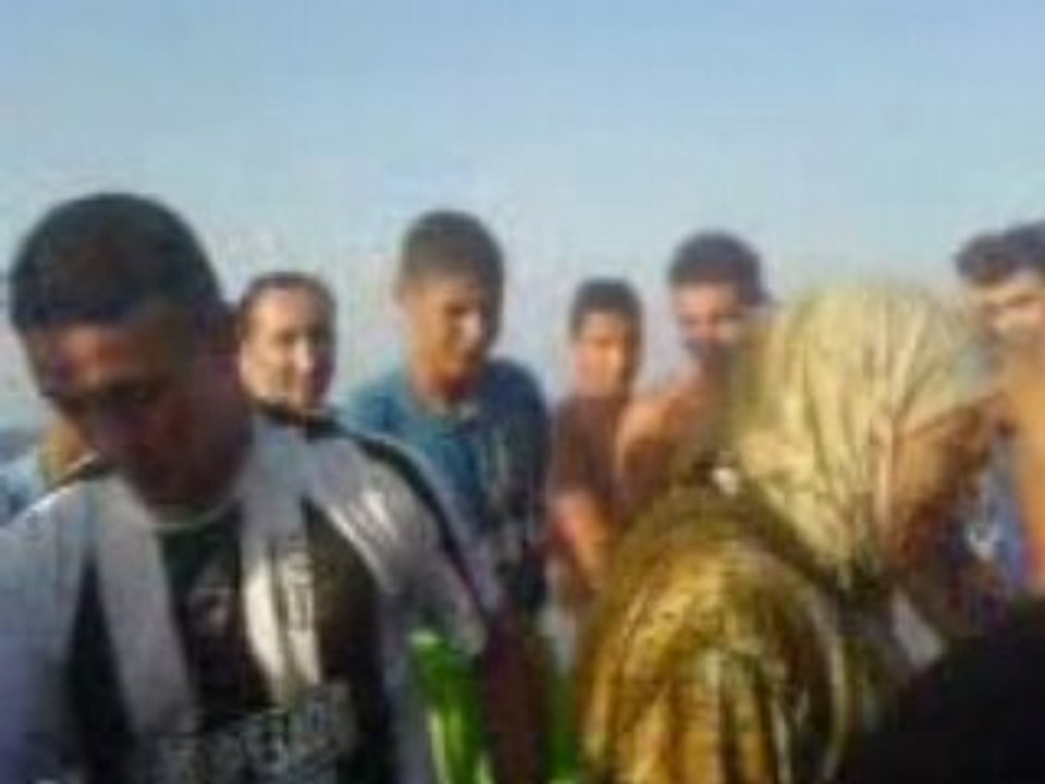 super plonge en mer avec le hijab!! 2008