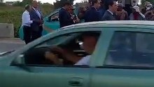 محافظ الدقهلية يستوقف أحد سيارات الربع نقل محملة بعدد كبير من العمال ويقوم بتوفير وسيلة نقل آمنة لهم
