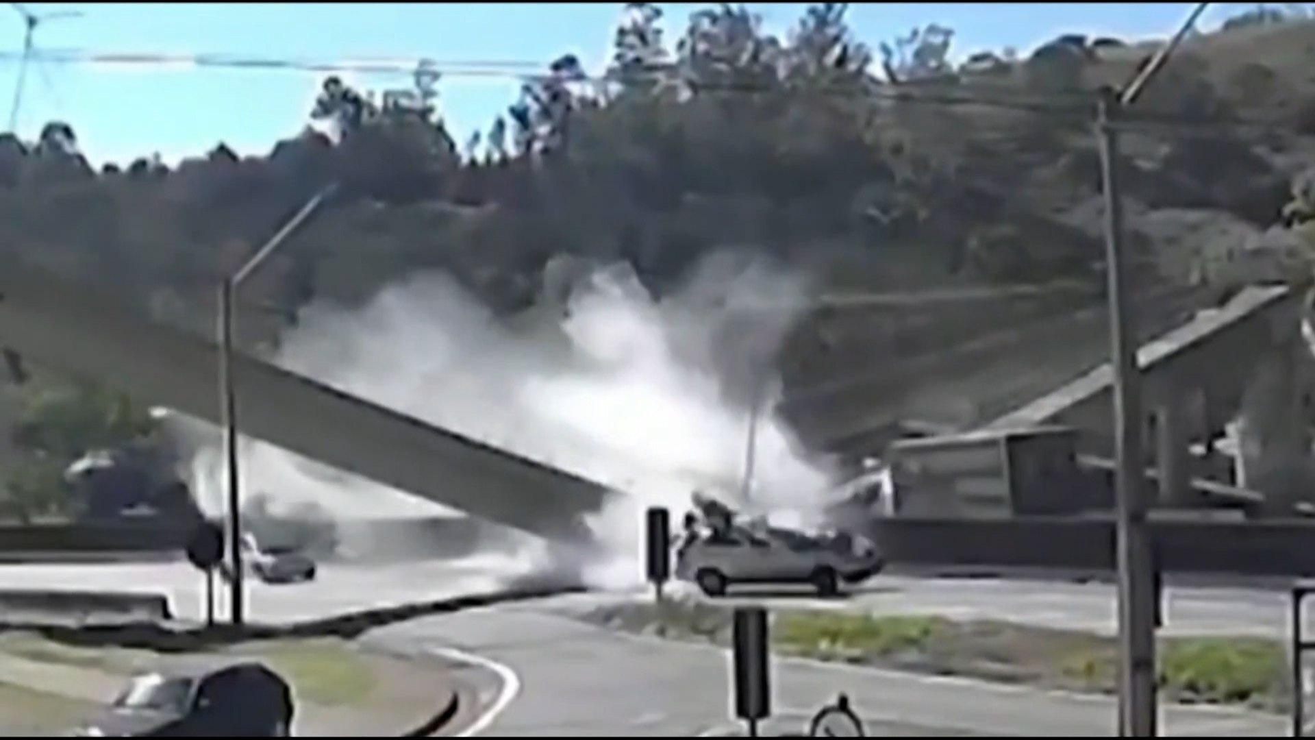 Dos personas murieron este martes despu�s de que una pasarela peatonal colapsara sobre una autopista en el estado brasile�o de S�o Paulo, seg�n inform� la Polic�a Federal de Carreteras (PRF).El accidente tuvo lugar durante la ma�ana en la autopista Fern�o Dias, que conecta los estados de S�o Paulo y Minas Gerais. Seg�n las autoridades, un cami�n que era transportado sobre la plataforma de un remolque impact� contra la estructura de la pasarela debido a su exceso de altura.El fuerte impacto provoc� el derrumbe de la estructura sobre la v�a, causando la muerte de dos personas. Las autoridades investigan las circunstancias del accidente y trabajan para determinar el alcance de los da�os y las posibles responsabilidades.El suceso oblig� a prestar atenci�n especial a la circulaci�n en este importante eje viario brasile�o, mientras los equipos de emergencia actuaban en la zona.