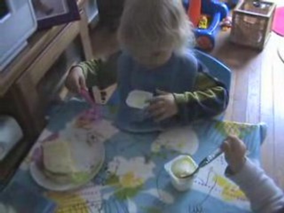 Valentin prend son premier goûter seul