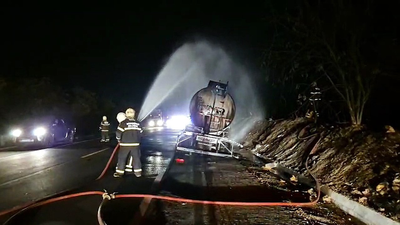 Bombeiros controlam incêndio em caminhão-tanque...