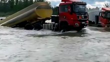¿Cómo cruzan estos camiones enormes un río embravecido?
