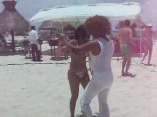 Brenda bailando con Carlitos
