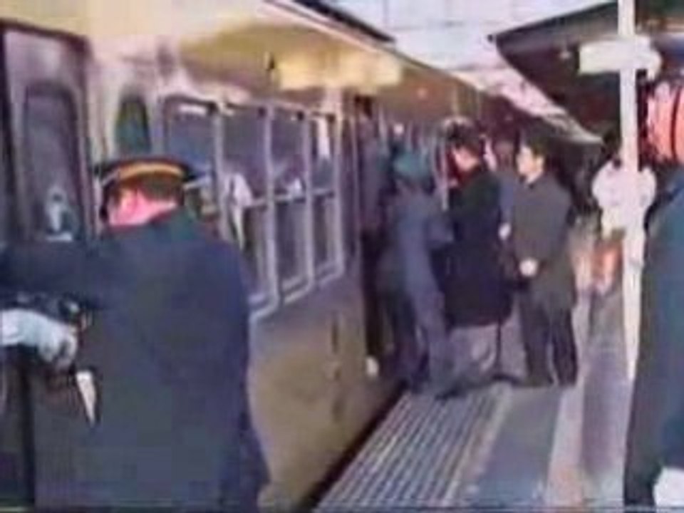 des pousseurs pour les wagons au japon insolite !