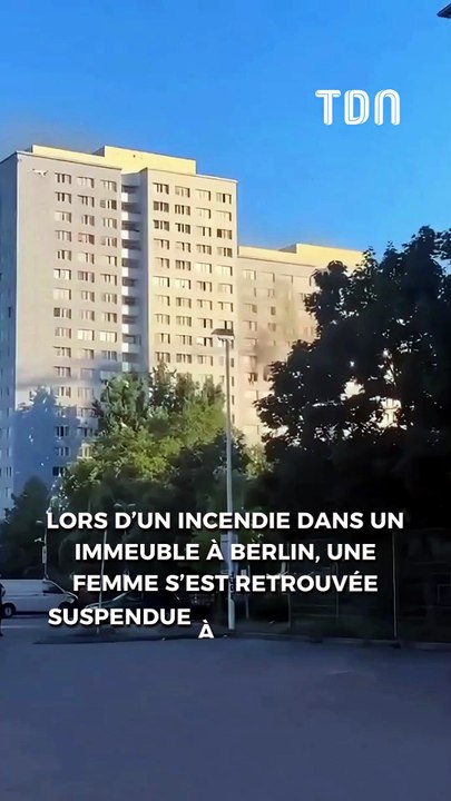 Une femme saute du 11e étage pour atterrir dans la nacelle des pompiers à Berlin