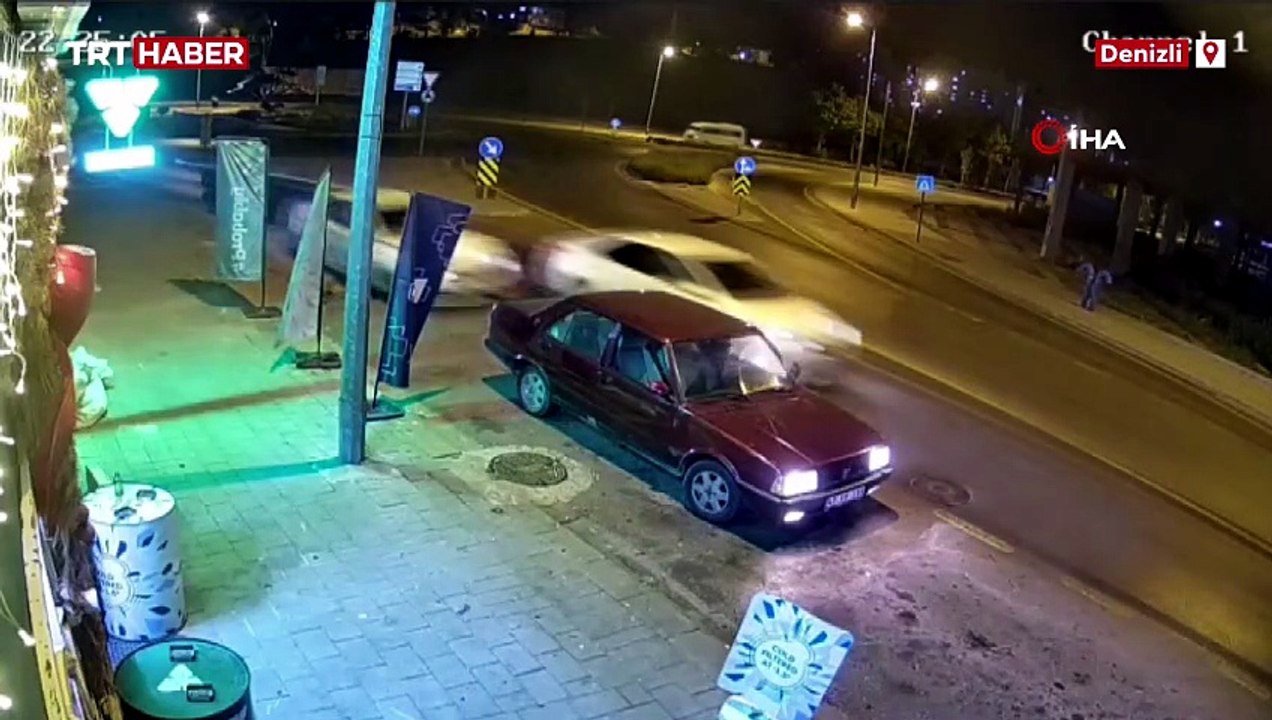 "Dur" ihtarına uymayan sürücü 4 araca çarparak durabildi