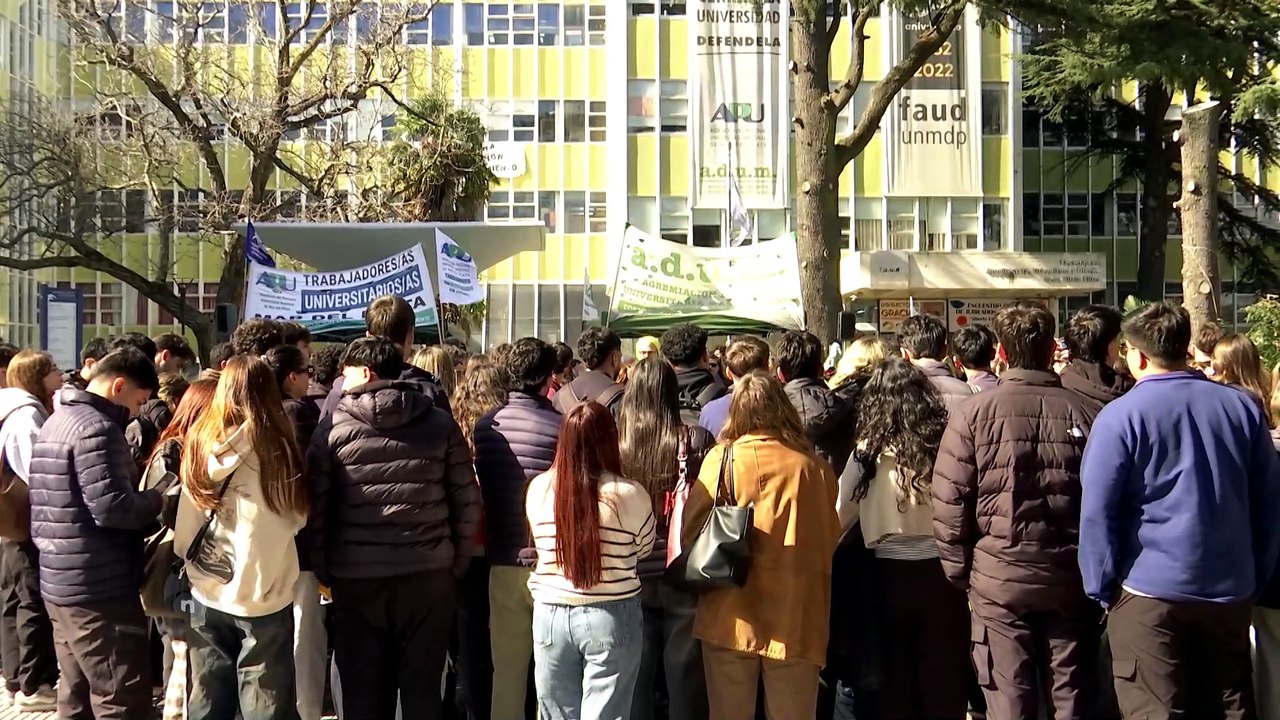 BANDERAZO EN EL COMPLEJO UNIVERSITARIO