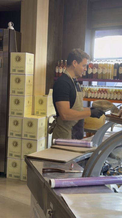 Bienvenue dans une journée parfaitement normale à la fromagerie… 😂🧀