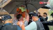 官司連三敗！運將開小黃撞壞北檢大門 大雨移送複訊喊「官逼民反」