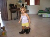 Lalie essaye les chaussures de papa