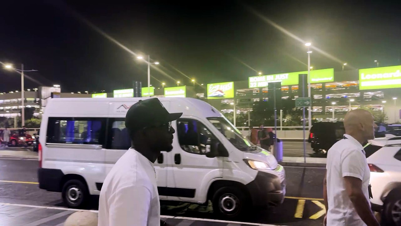 Lazio, l'arrivo a Fiumicino dell'attaccante Bamba Dieng