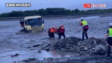 一夜暴雨蘭陽溪水暴漲曳引車險遭吞噬 警消拉繩渡河救出受困司機