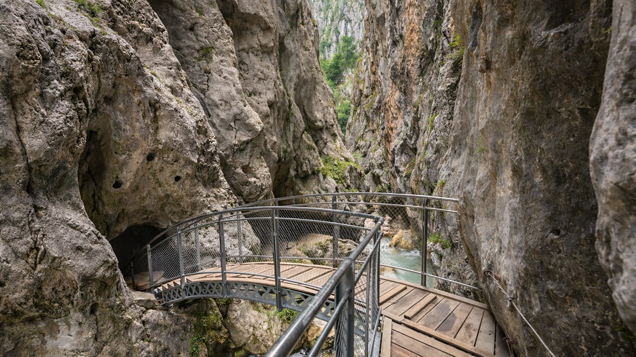 HöllentalKlamm Germany: A Breathtaking 8K Walk Through Garmisch Partenkirchen's Stunning Gorge