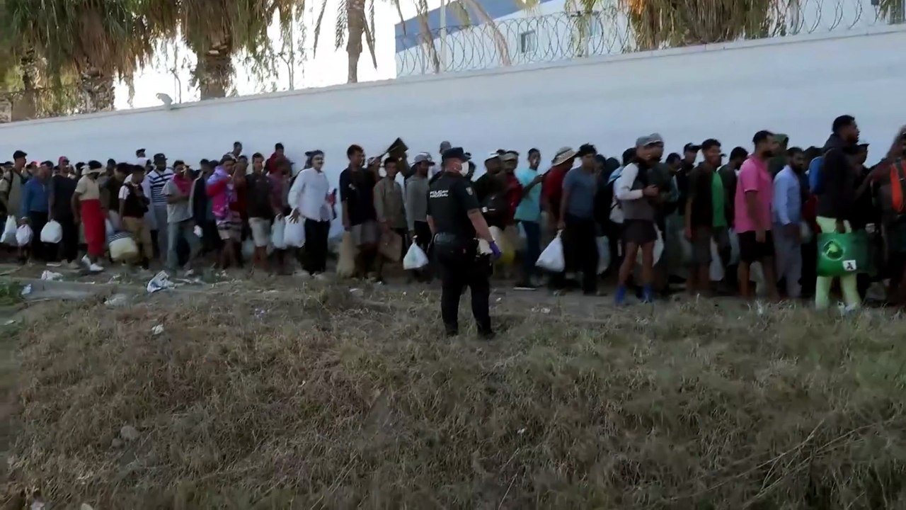 La Policía desaloja a más de 3.500 personas de la playa del Trampolín de Ceuta
