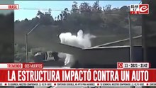 Camión chocó y derribó puente que terminó aplastando a un automóvil