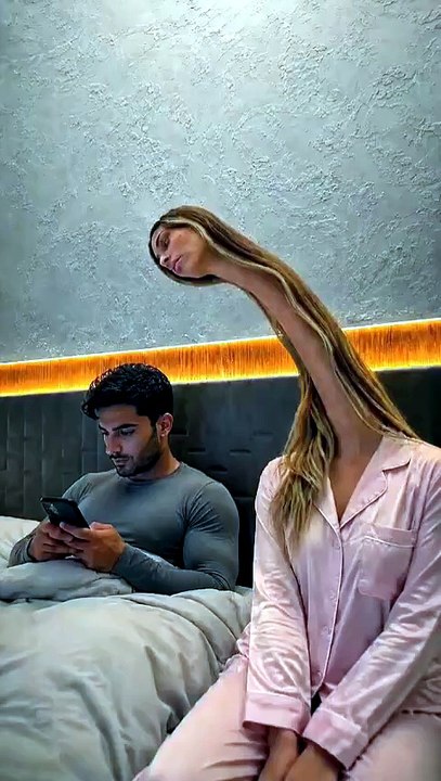 أول ماتشوفك ماسك الهاتف بتتحول لزرافة