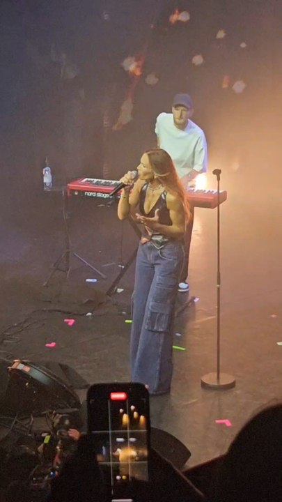 Vitaa interprète "À fleur de toi" au festival E...
