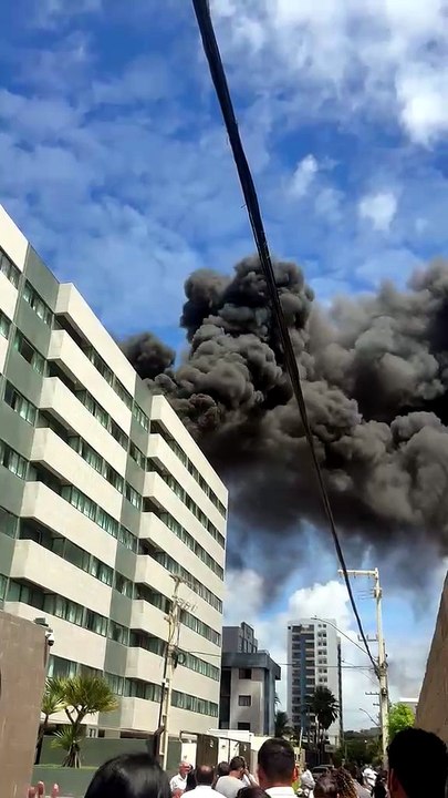 Incêndio em hotel atinge cobertura e mobiliza b...