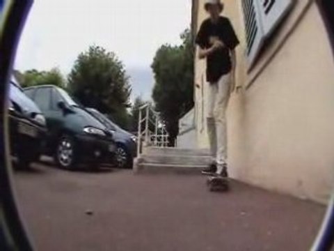Pop shove-it footplant ralenti