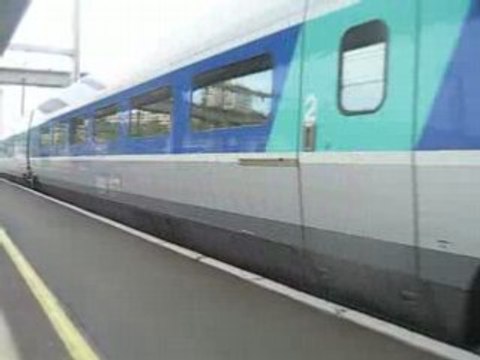 TGV UM 324 + 353 Entre en gare de poitiers ( PARIS LAROCHEL)