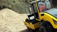 Operador passa sufoco com rolo compactador ao perde freio na descida