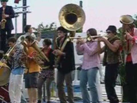 Les poilus sur un trampoline